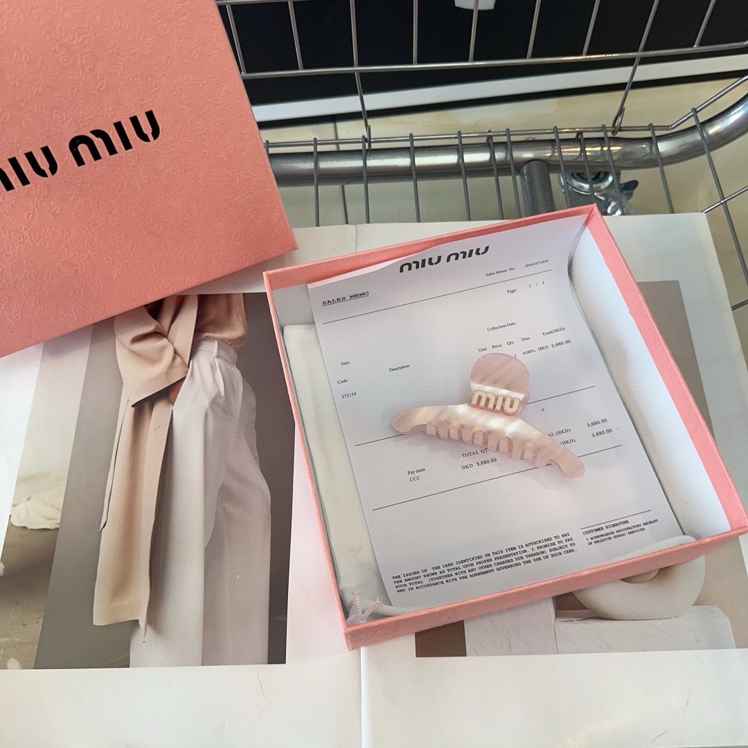 miumiu新款字母抓夹简单优雅实用百搭值得入手！手人必备