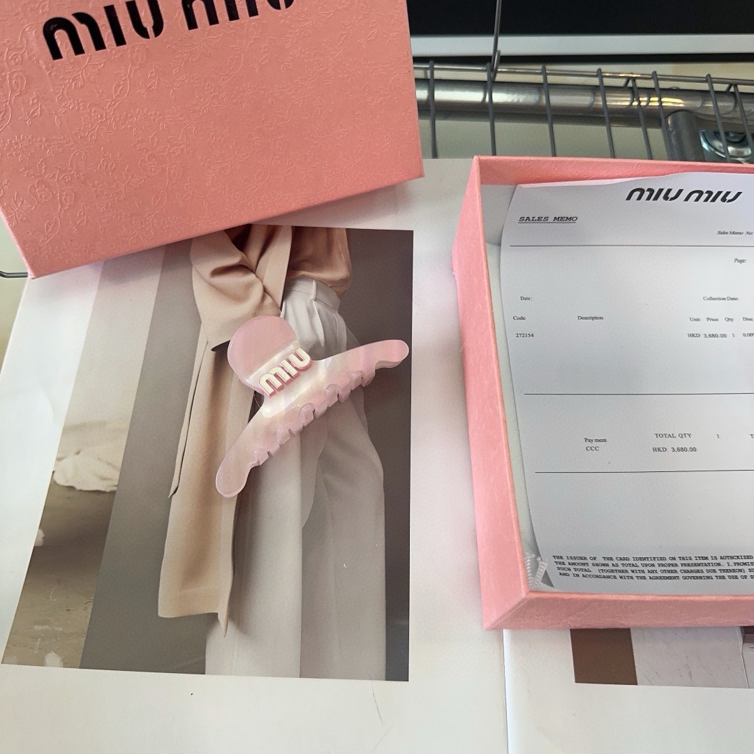 miumiu新款字母抓夹简单优雅实用百搭值得入手！手人必备