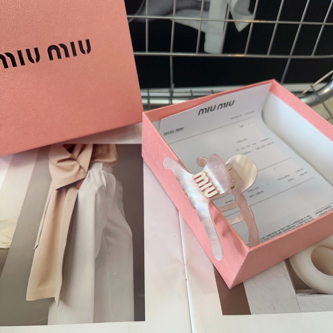 miumiu新款字母抓夹简单优雅实用百搭值得入手！手人必备