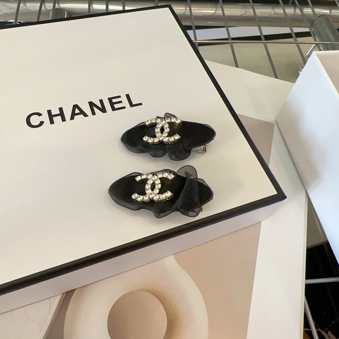 一对Chanel香奈儿最新小香爆款边夹刘海夹绝美的一款！小仙女必备