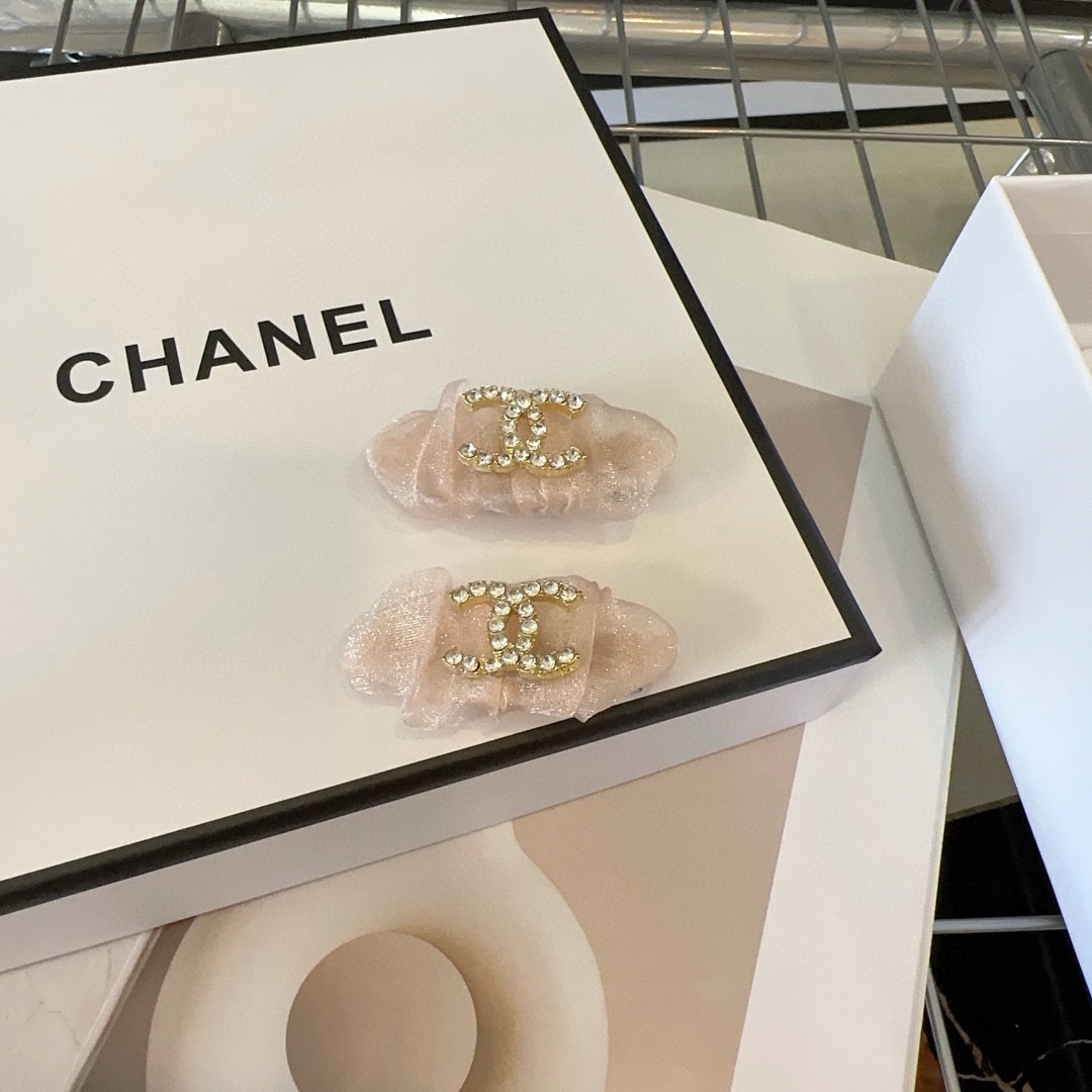一对Chanel香奈儿最新小香爆款边夹刘海夹绝美的一款！小仙女必备