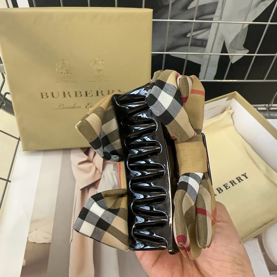 Burberry巴宝莉格子抓夹经典格子纹时尚百搭小姐姐必备