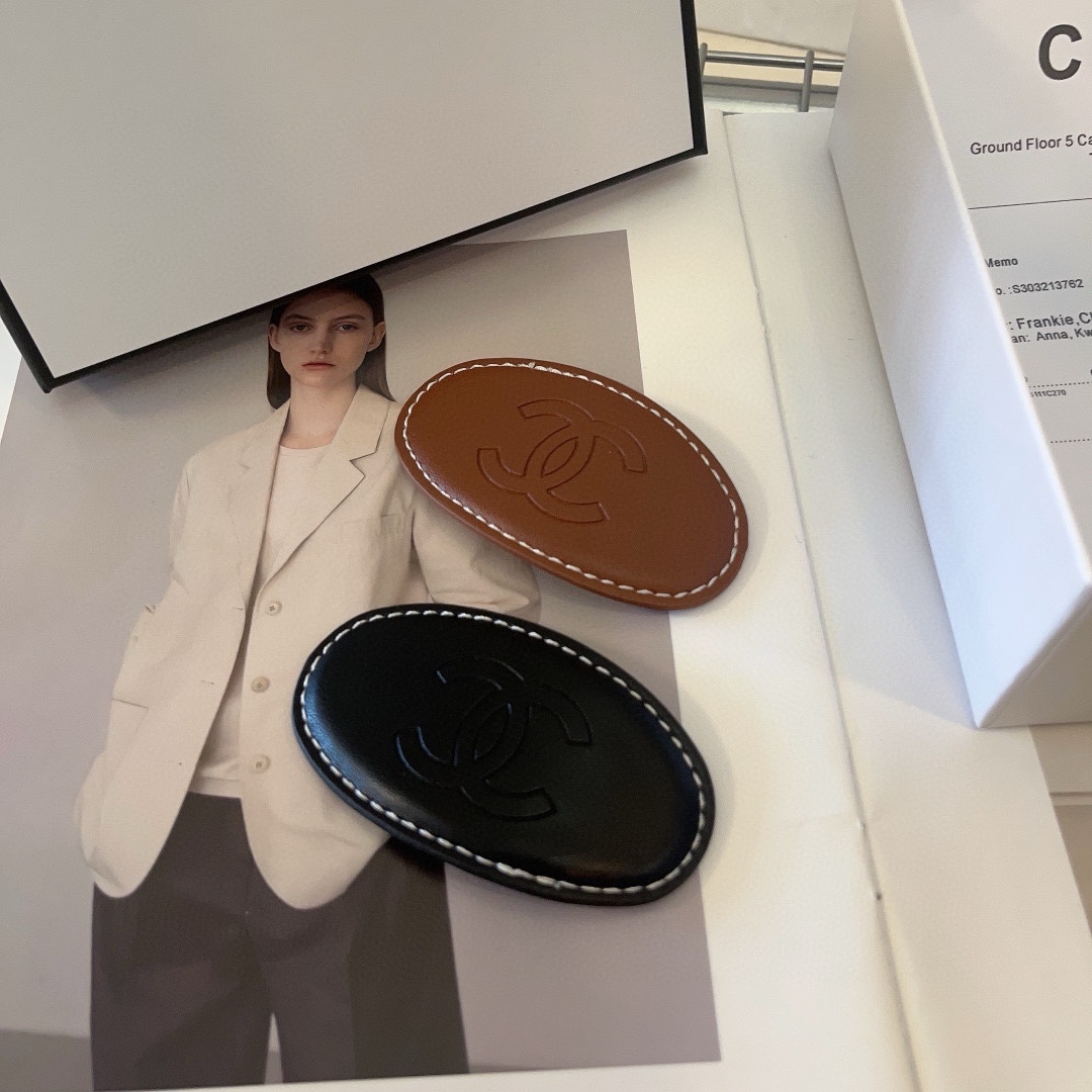 NO:280065,P with packaging box (single) Chanel (Chanel) new leather B-B clip, personalized and versatile, popular internet celebrity style!  Black and brown hair accessories, hairpins, chanel, chanel, hairpins19860909P 配包装盒（单个） Chanel (香奈儿)新款皮质B B夹,个性百搭,网红爆款！黑啡两色发饰,发夹,chanel,chanel,hairpins,accessory