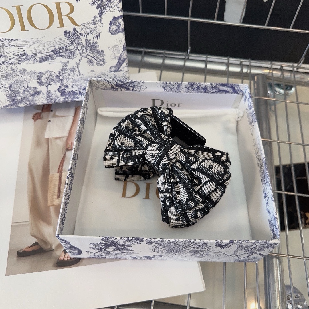 NO:280076,With packaging box Dior classic D letter clip, popular internet celebrity, fashionable and versatile!  Simple and practical, essential hair accessories, hairpins, dior, dior, hairpins19860909配包装盒 Dior（迪奥）经典D字母抓夹,网红爆款,时尚百搭！简单实用 小姐姐必备发饰,发夹,dior,dior,hairpins,accessory