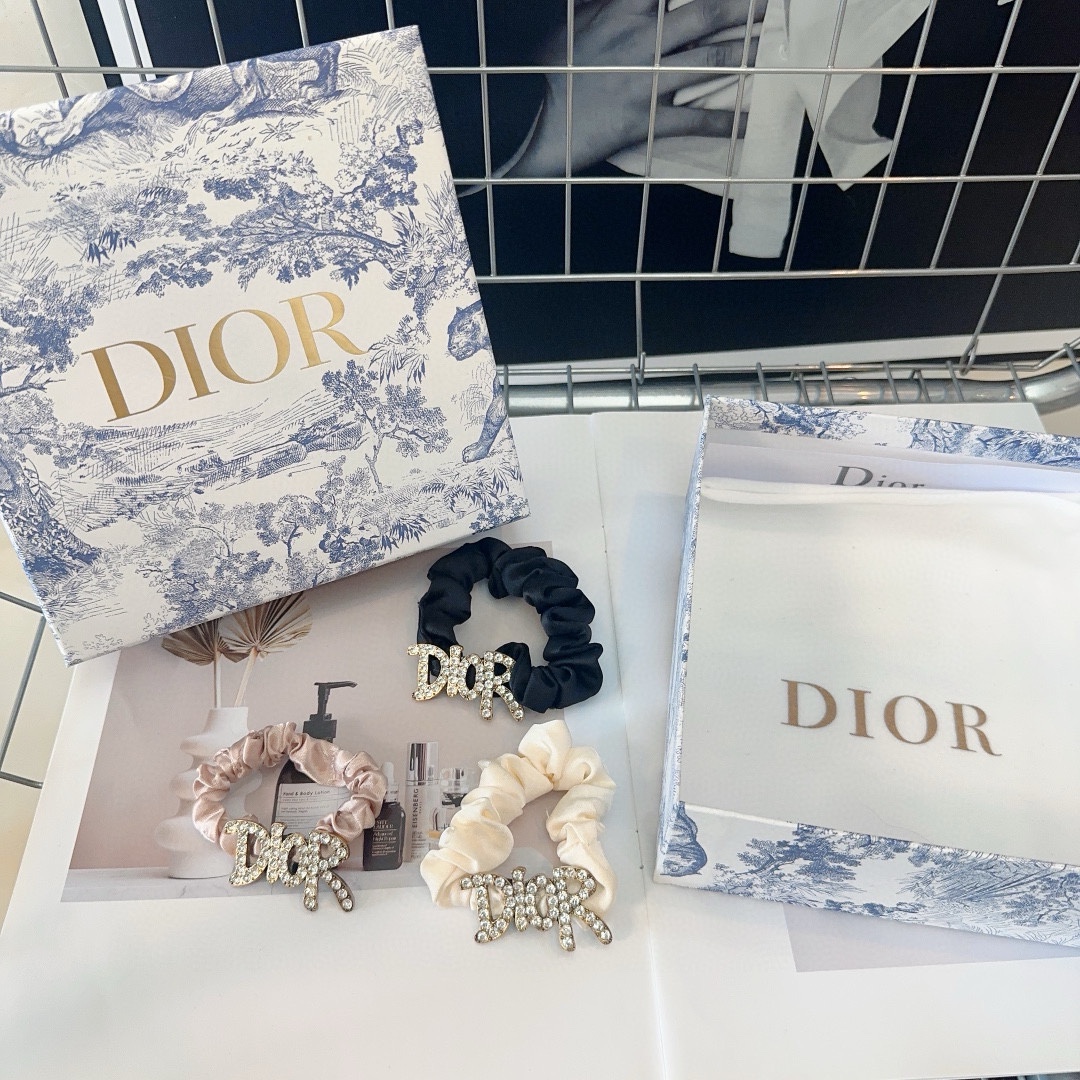 NO:280148,P packing box Dior new style D letter hair ring, shiny little diamond, simple and versatile, fashion items essential hair accessories for young ladies, hairpins, dior, dior, hairpins19860909P 配包装盒 Dior（迪奥）新款 D字母发圈,闪亮小钻石,简单又百搭,时尚单品 小姐姐必备发饰,发夹,dior,dior,hairpins,accessory