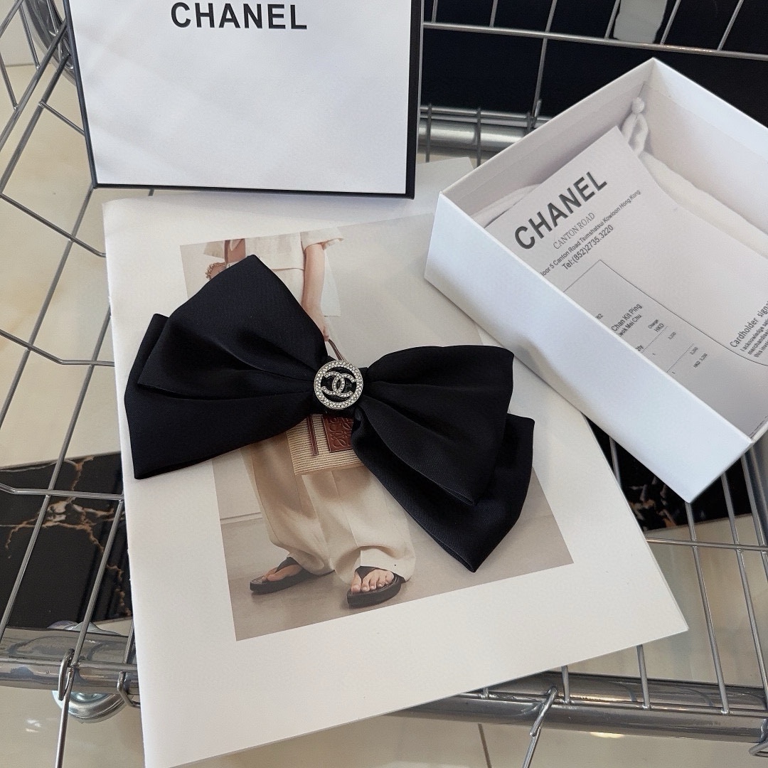 NO:280128,P with packaging box Chanel (Chanel) latest small-scent hot spring hairpin, super beautiful!  A very famous lady style, a must-have for a little fairy... Hair accessories, hairpins, chanel, chanel, hairpins19860909P 配包装盒 Chanel (香奈儿)最新款小香爆款弹簧发夹,超级好看！名媛范儿十足,小仙女必备…发饰,发夹,chanel,chanel,hairpins,accessory