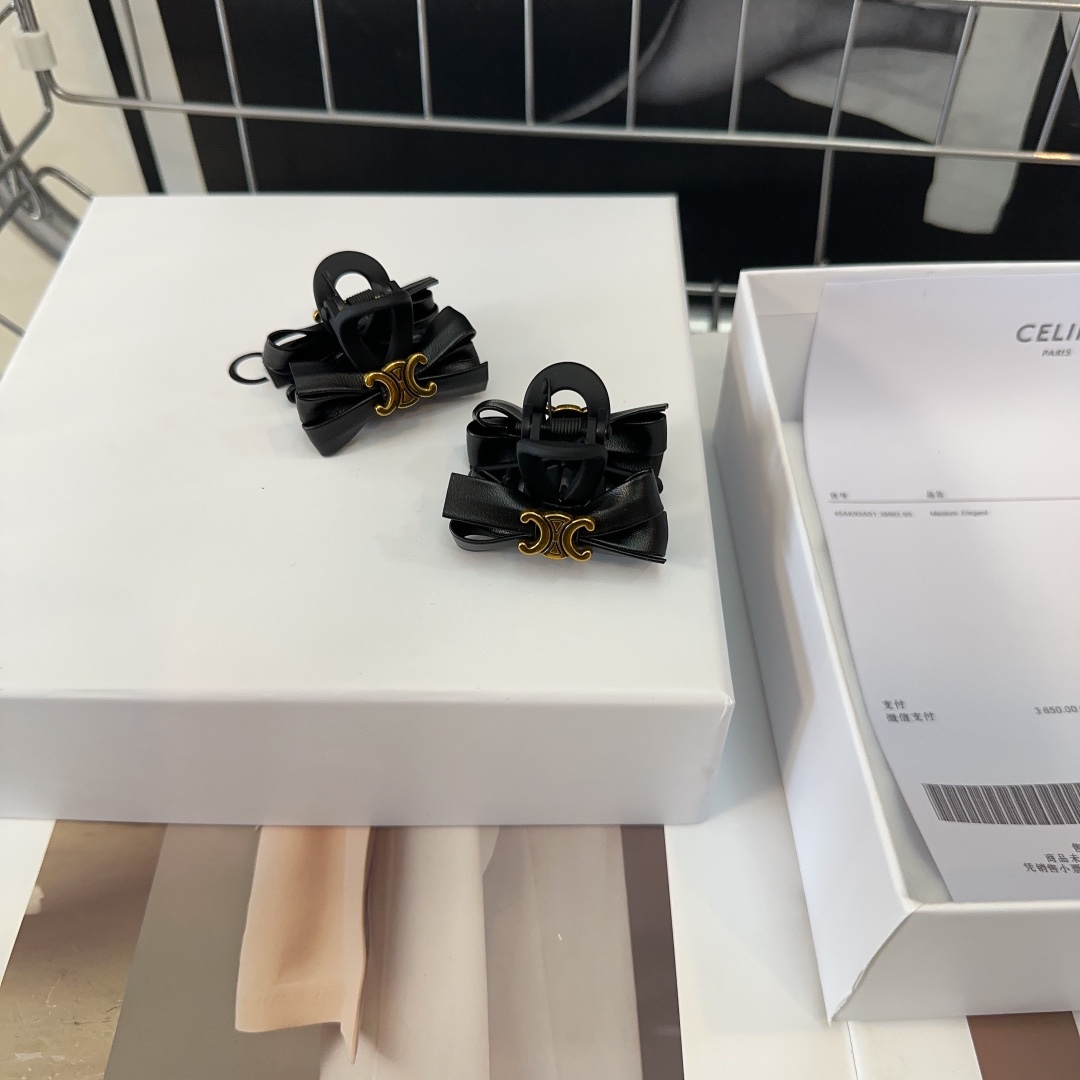 NO:280143,P with packaging box (one pair) CELINE Arc de Triomphe new leather small scratch clip bang clip, full of retro style, sweet and cool goddess essential hair accessories, hairpins, celine, celine, hairpins19860909P 配包装盒（一对） CELINE（赛琳）凯旋门新款皮质小抓夹刘海夹,复古风十足,甜酷女神必备单品发饰,发夹,celine,celine,hairpins,accessory