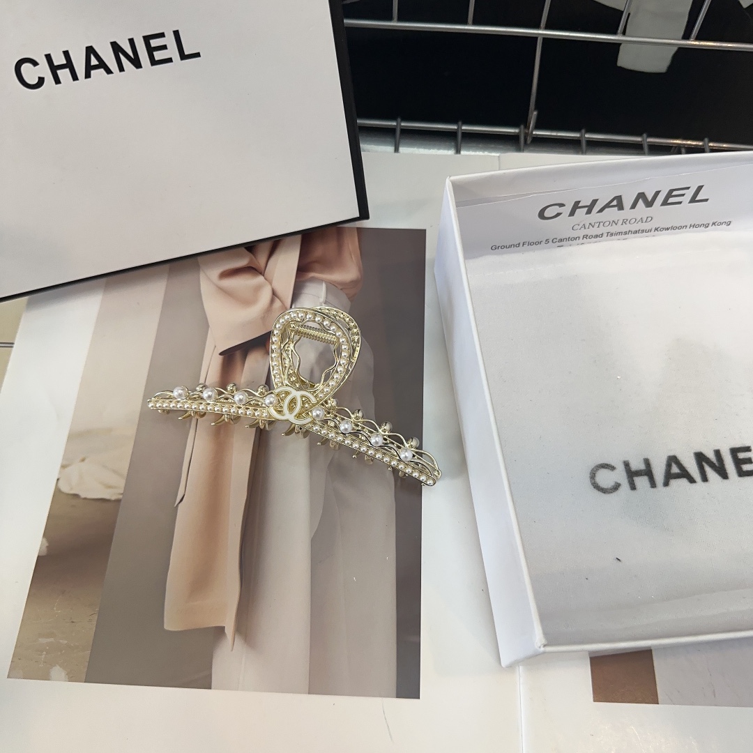 NO:280027,P with packaging box Chanel (Chanel) new small fragrance clip, shiny little pearl series, so beautiful!  Goddess must enter hair accessories, hairpins, chanel, chanel, hairpins19860909P 配包装盒 Chanel (香奈儿)新款小香抓夹,闪亮小珍珠系列,实在太美了！女神必入哦发饰,发夹,chanel,chanel,hairpins,accessory