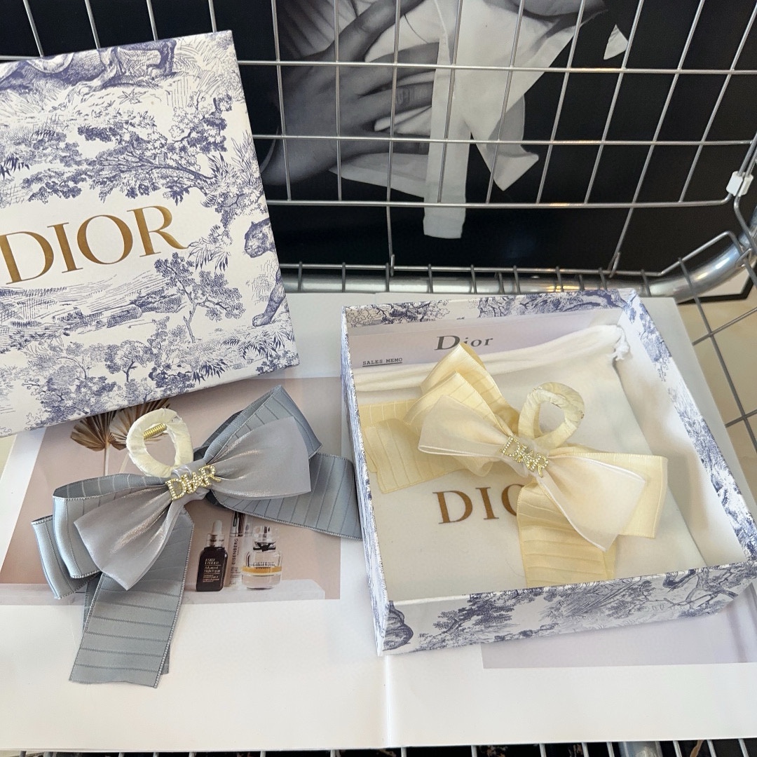 NO:280041,With packaging box Dior new D home clip, summer fresh series, fashionable and versatile!  Simple and practical, essential hair accessories for young ladies, hairpins, dior, dior, dior, hairpins19860909配包装盒 Dior（迪奥）新款D家抓夹,夏日小清新系列,时尚百搭！简单实用 小姐姐必备发饰,发夹,dior,dior,dior,hairpins,accessory
