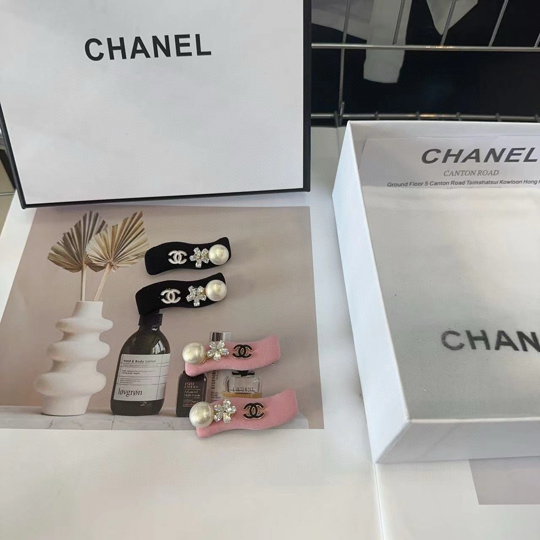 NO:280045,P with packaging box (one pair) Chanel's latest small fragrance edge clip bangs, super beautiful!  Simple and versatile, a must-have for little fairies...Hair accessories, hairpins, chanel, chanel, hairpins19860909P 配包装盒（一对） Chanel (香奈儿)最新款小香边夹刘海夹,超级好看！简约百搭,小仙女必备…发饰,发夹,chanel,chanel,hairpins,accessory