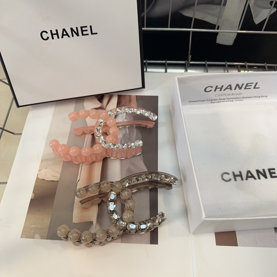 NO:280067,P with packaging box Chanel's latest small fragrance clip, super beautiful!  A very famous lady style, a must-have for a little fairy... Hair accessories, hairpins, chanel, chanel, hairpins19860909P 配包装盒 Chanel (香奈儿)最新款小香抓夹,超级好看！名媛范儿十足,小仙女必备…发饰,发夹,chanel,chanel,hairpins,accessory