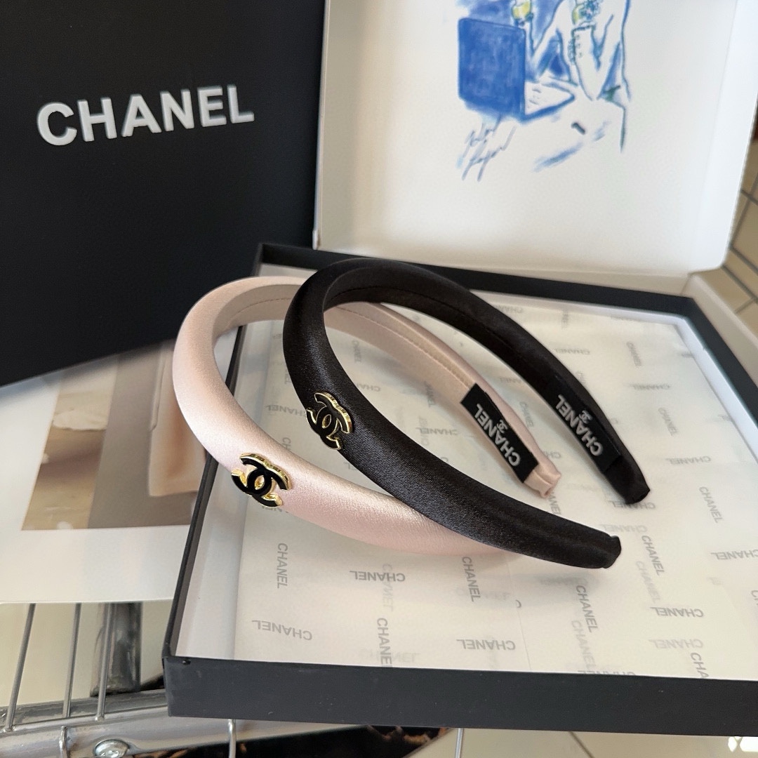 NO:280071,P with packaging box Chanel's latest small fragrant hairband, simple and practical, fashionable and trendy!  A must-have for fairies…hair accessories, hairpins, chanel, chanel, hairpins19860909P 配包装盒 Chanel (香奈儿)最新小香发箍,简单实用,时尚潮流！小仙女必备…发饰,发夹,chanel,chanel,hairpins,accessory