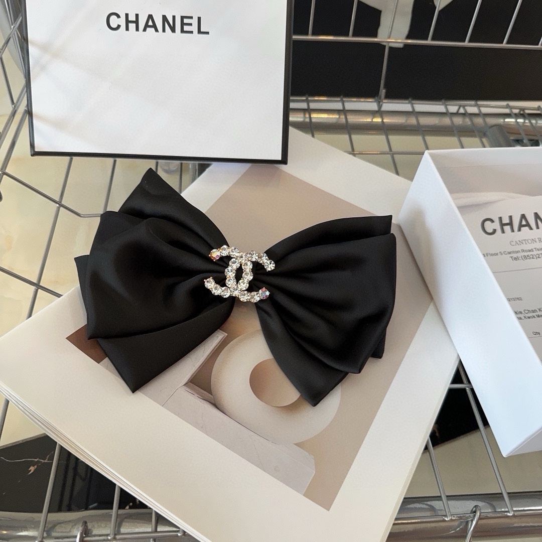 NO:280075,P with packaging box Chanel (Chanel) latest model of hot spring top clip, super beautiful!  A very famous lady style, a must-have for a little fairy... Hair accessories, hairpins, chanel, chanel, hairpins19860909P 配包装盒 Chanel (香奈儿)最新款小香爆款弹簧顶夹,超级好看！名媛范儿十足,小仙女必备…发饰,发夹,chanel,chanel,hairpins,accessory