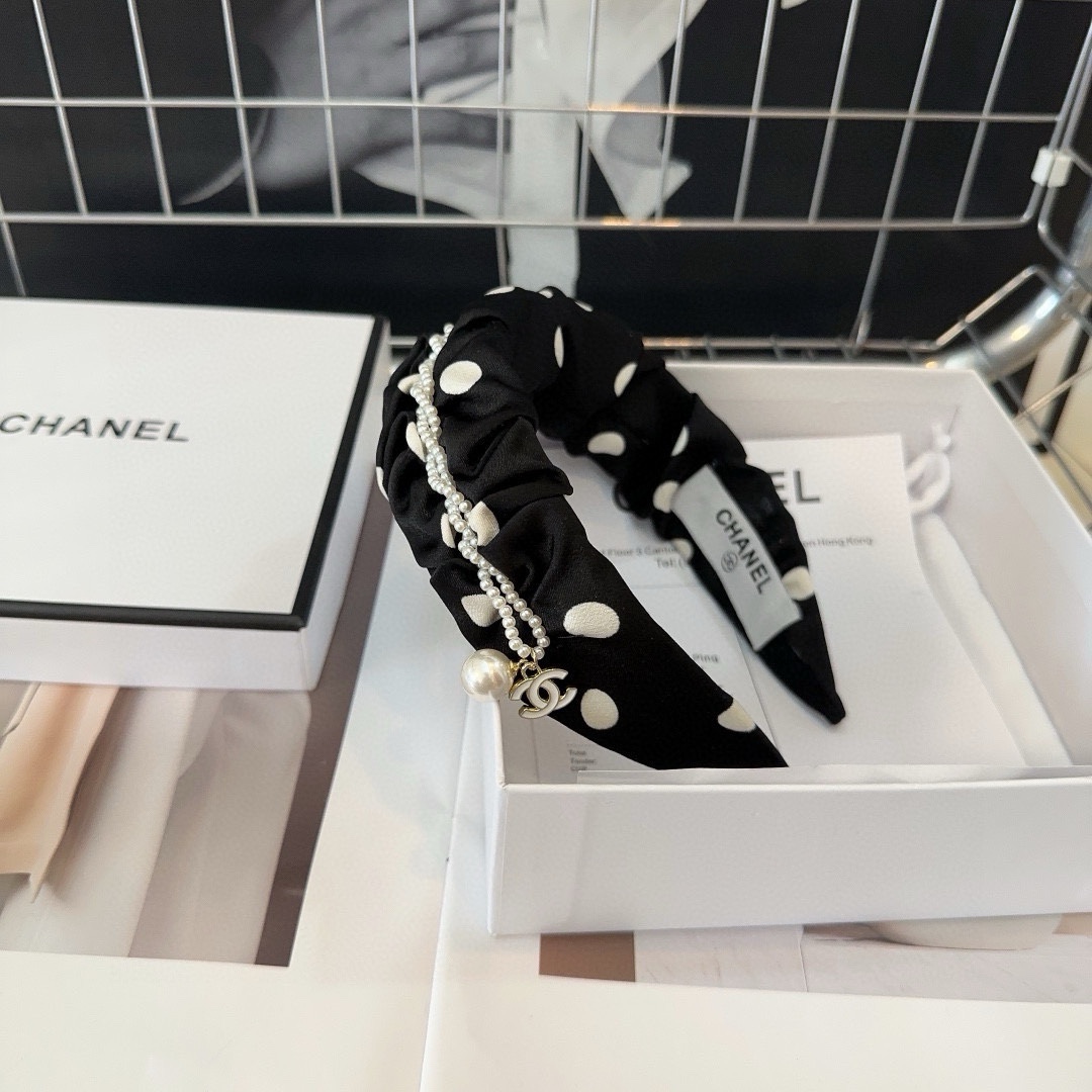 NO:280087,P with packaging box Chanel (Chanel) latest small fragrance hit, polka dot pearl headband, a beautiful one!  A must-have for fairies…hair accessories, hairpins, chanel, chanel, hairpins19860909P 配包装盒 Chanel (香奈儿)最新小香爆款,波点小珍珠发箍,绝美的一款！小仙女必备…发饰,发夹,chanel,chanel,hairpins,accessory
