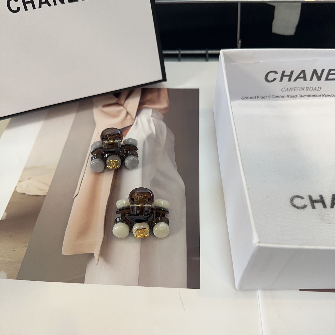 NO:280091,P with packaging box (single) Chanel's latest small-scented small scratch clip bangs, simple and practical, fashionable and trendy!  A must-have for fairies…hair accessories, hairpins, chanel, chanel, hairpins19860909P 配包装盒（单个） Chanel (香奈儿)最新小香小抓夹刘海夹,简单实用,时尚潮流！小仙女必备…发饰,发夹,chanel,chanel,hairpins,accessory