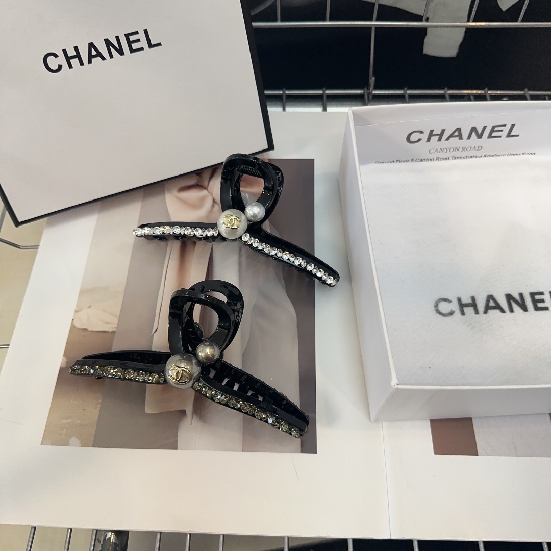 NO:280061,P with packaging box Chanel's latest small fragrance clip, super beautiful!  A very famous lady style, a must-have for a little fairy... Hair accessories, hairpins, chanel, chanel, hairpins19860909P 配包装盒 Chanel (香奈儿)最新款小香抓夹,超级好看！名媛范儿十足,小仙女必备…发饰,发夹,chanel,chanel,hairpins,accessory