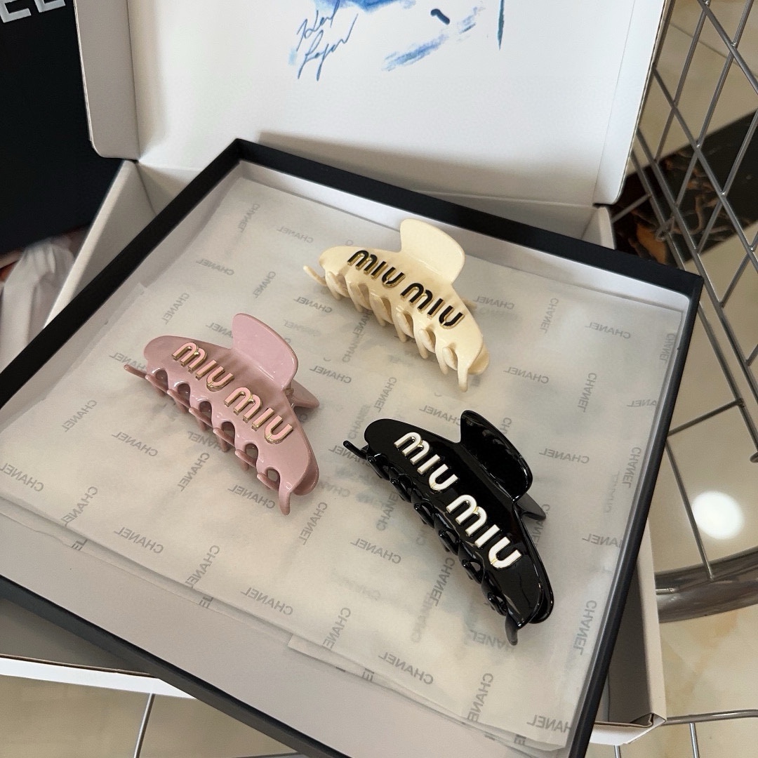 NO:280261,P packing box Miumiu new grab clip. Simple and elegant, practical and versatile, worth buying!  Black, white, pink 3 color hair accessories, hairpins, miumiu, hairpins19860909P 配包装盒 miumiu新款抓夹.简单优雅,实用百搭,值得入手！黑,白,粉3色发饰,发夹,miumiu,hairpins,accessory