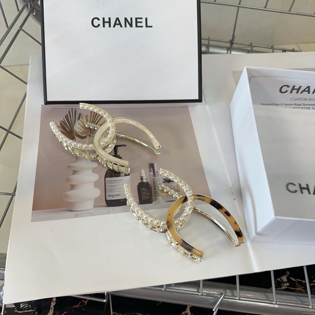 NO:280226,P with packaging box (single) Chanel's latest small fragrance hit, heavy hand-clipped clips, full of weight!  Elegant young ladies must have...hair accessories, hairpins, chanel, chanel, hairpins19860909P 配包装盒（单个） Chanel (香奈儿)最新小香爆款,重手工抓夹,满满的重量感！优雅的小姐姐必备…发饰,发夹,chanel,chanel,hairpins,accessory
