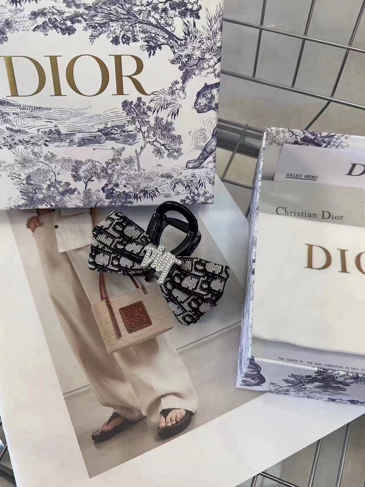 NO:280230,P with packaging box Dior D letter clip, it looks so beautiful at first glance!  Matched with exquisite logo, fashionable and versatile, young ladies must-have hair accessories, hairpins, dior, dior, hairpins19860909P 配包装盒 Dior（迪奥）D字母抓夹,一眼看过去好美啊！搭配精致的Logo,时尚又百搭,小姐姐必入款发饰,发夹,dior,dior,hairpins,accessory