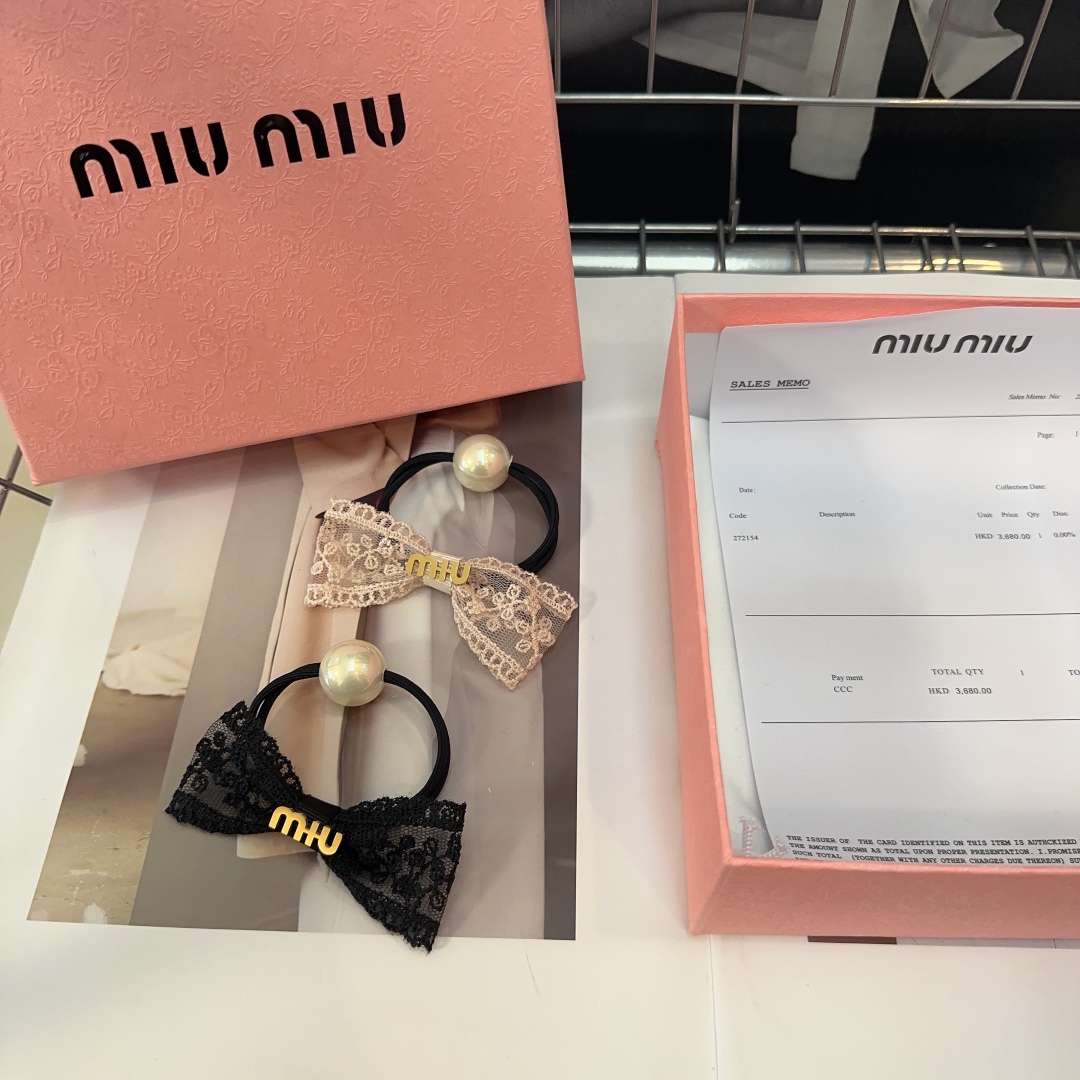 NO:280247,P with packaging box miumiu new letter hair ring is simple and elegant, practical and versatile, worth buying!  Black, two-color hair accessories, hairpins, miumiu, hairpins19860909P 配包装盒 miumiu新款字母发圈 简单优雅,实用百搭,值得入手！黑,米两色发饰,发夹,miumiu,hairpins,accessory