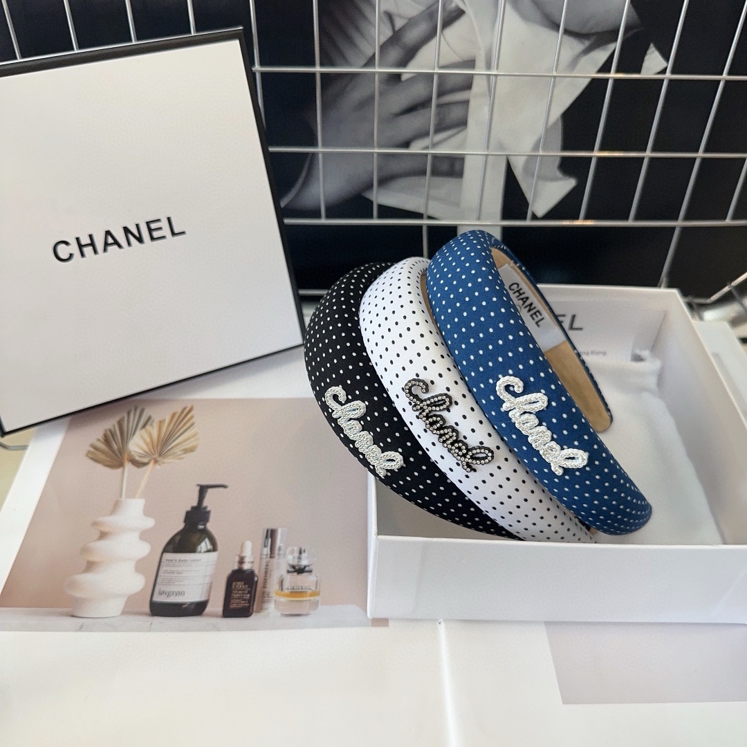 NO:280274,P with packaging box Chanel's latest small shampoo dot headband. Simple and practical, fashionable and trendy!  A must-have for fairies…hair accessories, hairpins, chanel, chanel, hairpins19860909P 配包装盒 Chanel (香奈儿)最新小香波点发箍.简单实用,时尚潮流！小仙女必备…发饰,发夹,chanel,chanel,hairpins,accessory
