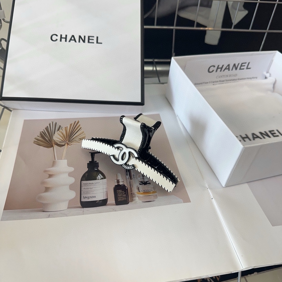 NO:280279,P packing box Chanel (Chanel) latest small fragrance clip, simple and versatile, fashionable and fashionable products. The fairy's eyes closed and hair accessories, hairpins, chanel, chanel, hairpins19860909P 配包装盒 Chanel（香奈儿）最新款小香抓夹,简单百搭,时尚潮品 小仙女闭眼入发饰,发夹,chanel,chanel,hairpins,accessory