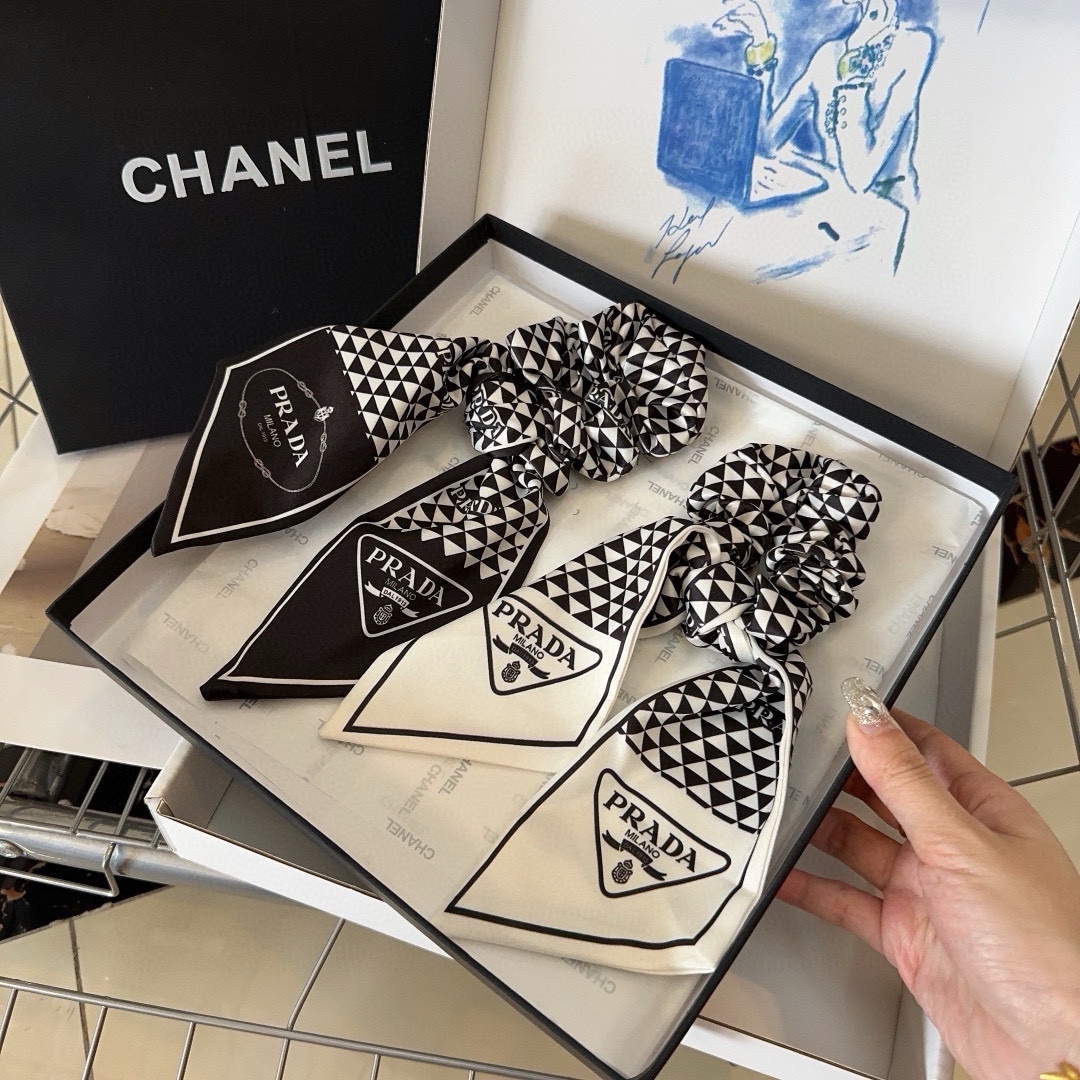 NO:280293,P with packaging box PRADA new streamer hair ring, elegant lady is worth buying, very easy to match, temperament and tasteful hair accessories, hairpins, prada, prada, hairpins19860909P 配包装盒 PRADA（普拉达）新款飘带发圈,优雅的小姐姐值得入手 非常好搭配 气质有品位发饰,发夹,prada,prada,hairpins,accessory