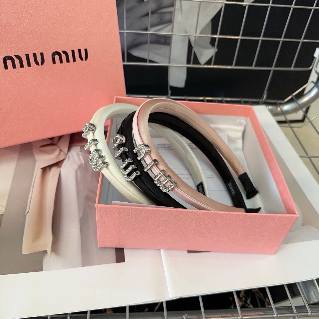 NO:280306,P packing box Miumiu new grab clip. Simple and elegant, practical and versatile, worth buying!  Black, white, pink 3 color hair accessories, hairpins, miumiu, hairpins19860909P 配包装盒 miumiu新款抓夹.简单优雅,实用百搭,值得入手！黑,白,粉3色发饰,发夹,miumiu,hairpins,accessory