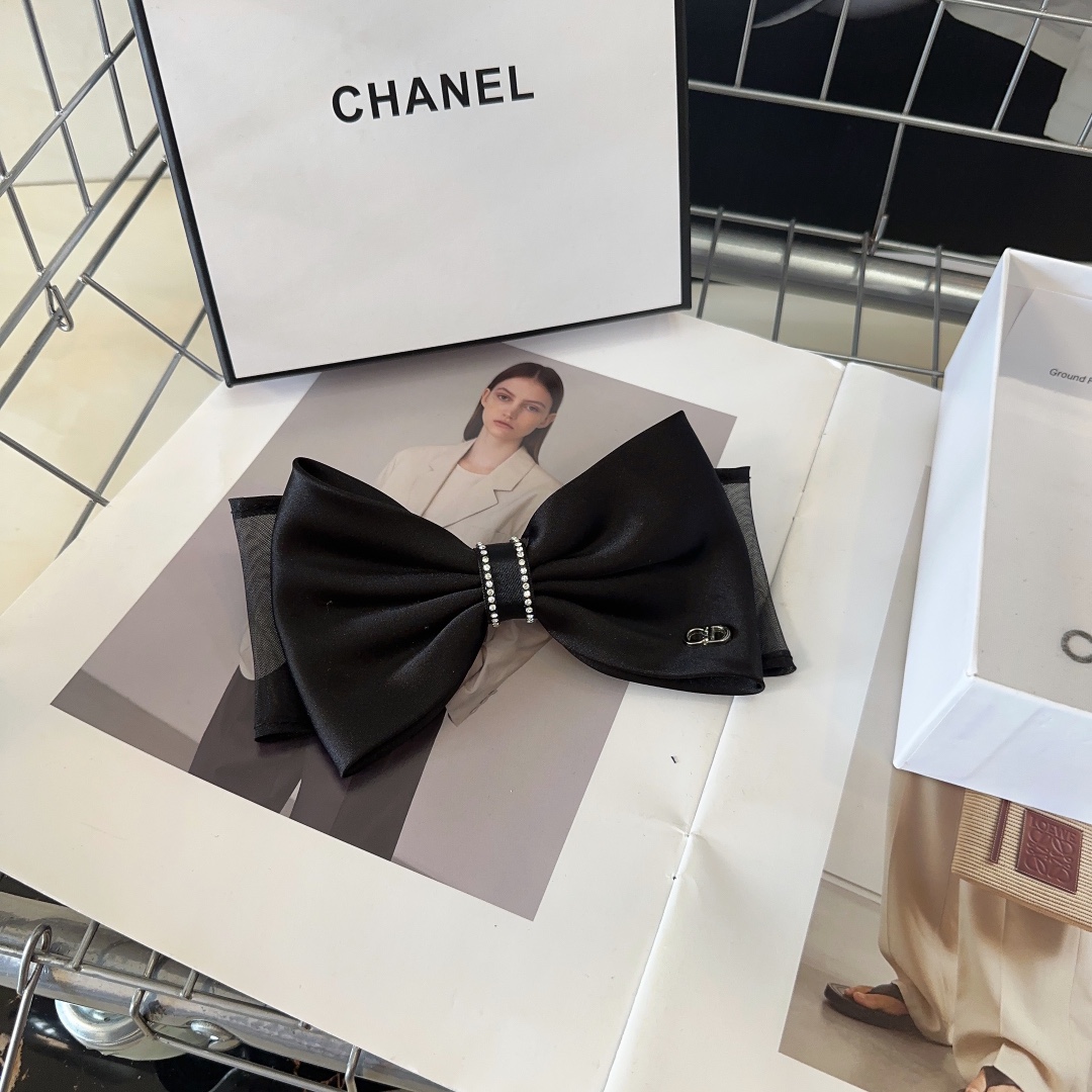 NO:280292,With packaging box Dior new D home spring clip, fashionable and versatile!  Simple and practical, super good looking!  Little fairy must have hair accessories, hairpins, dior, dior, dior, hairpins19860909配包装盒 Dior（迪奥）新款D家弹簧夹,时尚百搭！简单实用 超级好看！小仙女必备发饰,发夹,dior,dior,dior,hairpins,accessory