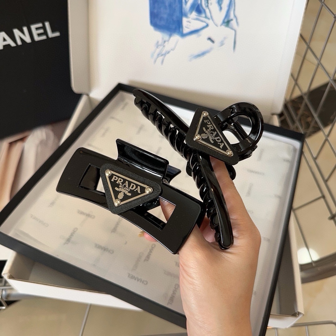 NO:280305,P with packaging box (single) PRADA (Prada) popular grab clip is here!  Recommended by internet celebrities!  Elegant young lady is worth buying, very easy to match, temperament and tasteful hair accessories, hairpins, prada, prada, hairpins19860909P 配包装盒（单个） PRADA（普拉达）爆款抓夹来啦！ 网红推荐！优雅的小姐姐值得入手 非常好搭配 气质有品位发饰,发夹,prada,prada,hairpins,accessory