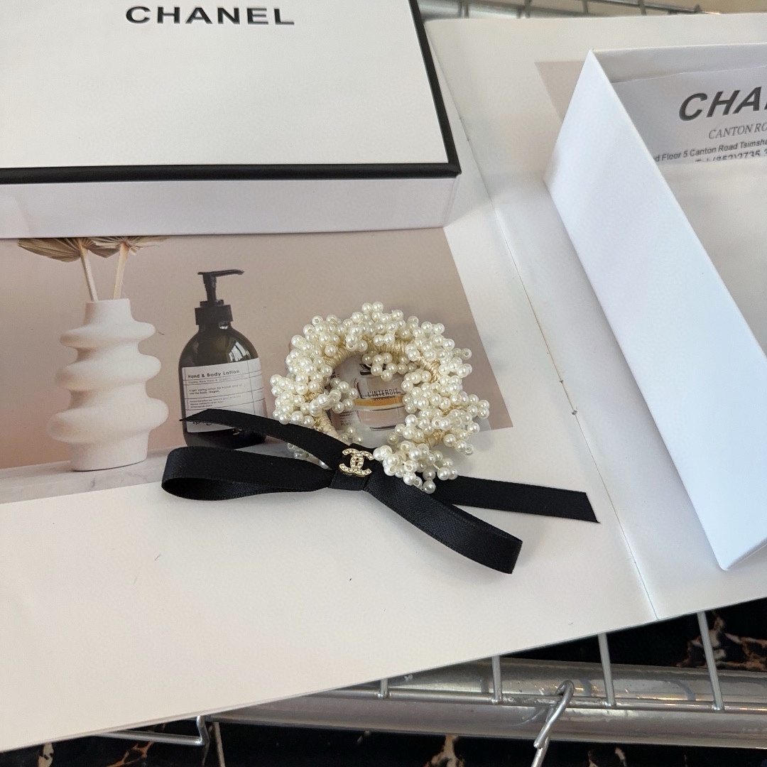 NO:280323,P with packaging box Chanel (Chanel) latest style of Xiaoxiang Xiao Pearl hair ring, super beautiful!  A very famous lady style, a must-have for a little fairy... Hair accessories, hairpins, chanel, chanel, hairpins19860909P 配包装盒 Chanel (香奈儿)最新款小香小珍珠发圈,超级好看！名媛范儿十足,小仙女必备…发饰,发夹,chanel,chanel,hairpins,accessory