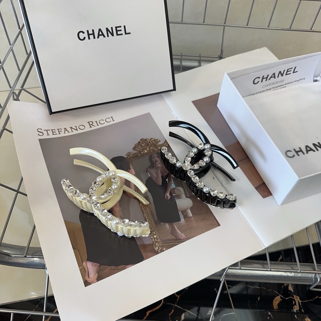 NO:280566,P with packaging box Chanel's latest small fragrance clip, super beautiful!  A very famous lady style, a must-have for a little fairy... Hair accessories, hairpins, chanel, chanel, hairpins19860909P 配包装盒 Chanel (香奈儿)最新款小香抓夹,超级好看！名媛范儿十足,小仙女必备…发饰,发夹,chanel,chanel,hairpins,accessory