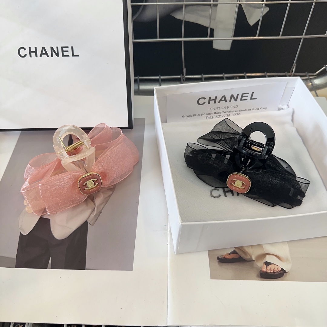 NO:280530,P with packaging box Chanel's latest small fragrance clip, simple and practical, fashionable and trendy!  A must-have for fairies…hair accessories, hairpins, chanel, chanel, hairpins19860909P 配包装盒 Chanel (香奈儿)最新小香抓夹,简单实用,时尚潮流！小仙女必备…发饰,发夹,chanel,chanel,hairpins,accessory