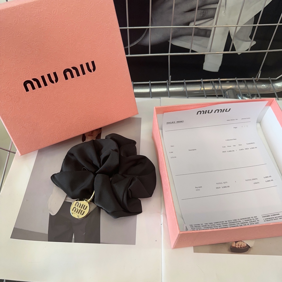 NO:280540,P with packaging box miumiu new letter hair ring is simple and elegant, practical and versatile, worth buying!  Hair accessories, hairpins, miumiu, hairpins19860909P 配包装盒 miumiu新款字母发圈 简单优雅,实用百搭,值得入手！发饰,发夹,miumiu,hairpins,accessory