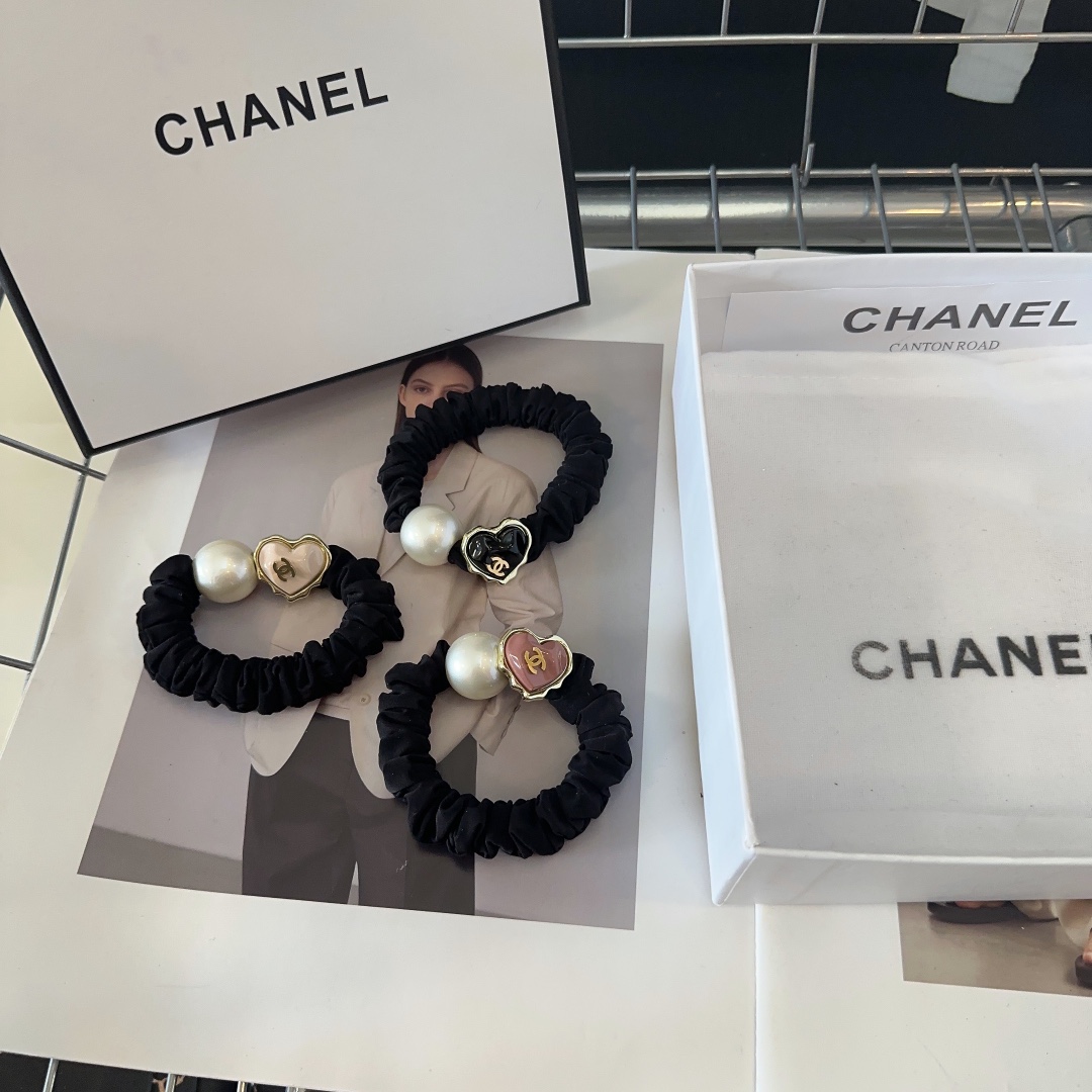 NO:280545,P with packaging box (single) Chanel's latest small fragrance hair ring, simple and practical, fashionable and trendy!  A must-have for fairies…hair accessories, hairpins, chanel, chanel, hairpins19860909P 配包装盒（单个） Chanel (香奈儿)最新小香发圈 简单实用,时尚潮流！小仙女必备…发饰,发夹,chanel,chanel,hairpins,accessory