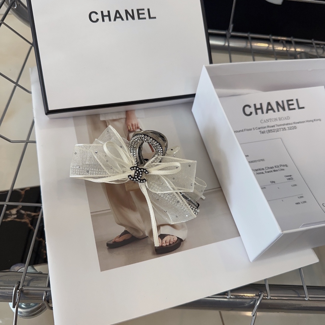 NO:280387,P with packaging box Chanel (Chanel) new small fragrance clip, shiny little diamonds and beautiful lace, are so beautiful!  Goddess must enter hair accessories, hairpins, chanel, chanel, hairpins19860909P 配包装盒 Chanel (香奈儿)新款小香抓夹,闪亮的小钻石搭配唯美的蕾丝,实在太美了！女神必入哦发饰,发夹,chanel,chanel,hairpins,accessory