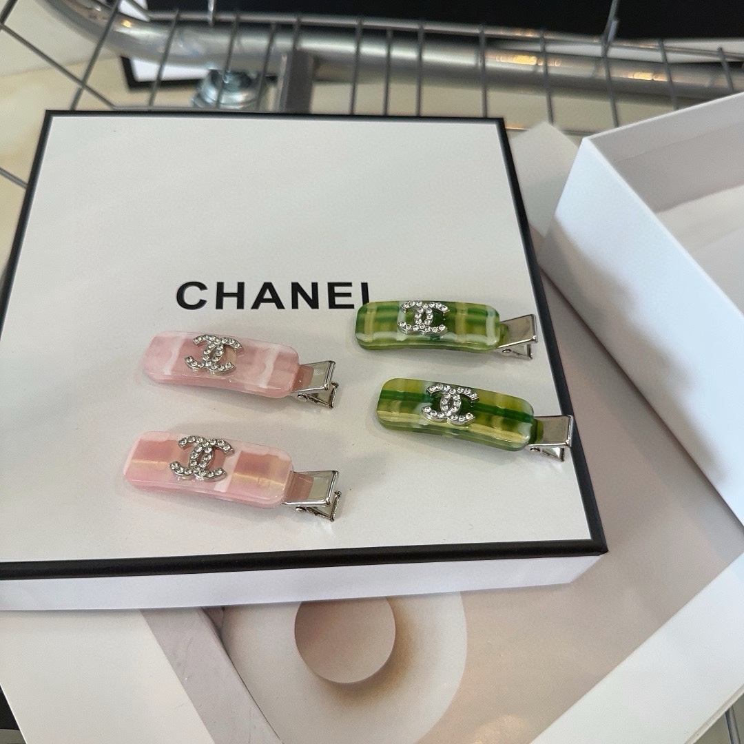 NO:280392,P with packaging box (one pair) Chanel's most popular new side clip bangs, a beautiful one!  Fashionable products, physical objects are more beautiful...Hair accessories, hairpins, chanel, chanel, hairpins19860909P 配包装盒（一对） Chanel（香奈儿）最火爆新款边夹刘海夹,绝美的一款！时尚潮品,实物更好看…发饰,发夹,chanel,chanel,hairpins,accessory