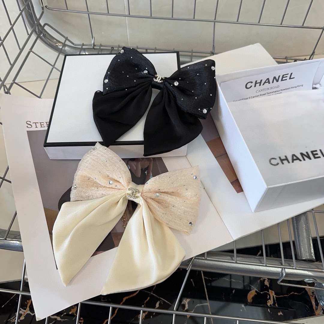 NO:280400,P with packaging box Chanel (Chanel) latest hot spring top clip, super beautiful, beautiful!  A must-have for fairies…hair accessories, hairpins, chanel, chanel, hairpins19860909P 配包装盒 Chanel (香奈儿)最新小香爆款弹簧顶夹,超级好看,绝美的一款！小仙女必备…发饰,发夹,chanel,chanel,hairpins,accessory