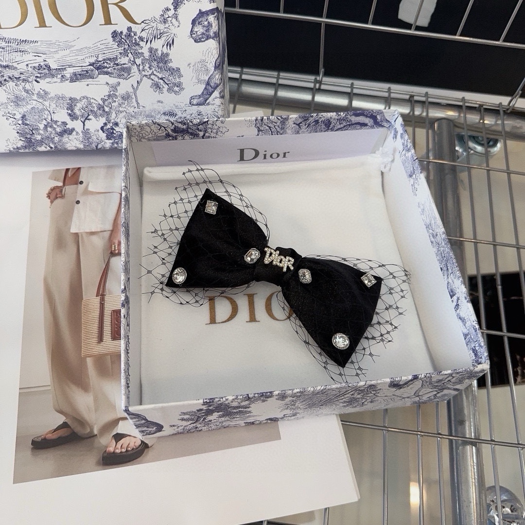 NO:280404,P with packaging box Dior's latest hot spring top clip, it looks so beautiful at first glance!  Mesh design and exquisite logo are fashionable and versatile. A must-have hair accessories for young ladies, hairpins, dior, dior, hairpins19860909P 配包装盒 Dior（迪奥）最新爆款弹簧顶夹,一眼看过去好美啊！网纱设计搭配精致的Logo,时尚又百搭,小姐姐必入款发饰,发夹,dior,dior,hairpins,accessory
