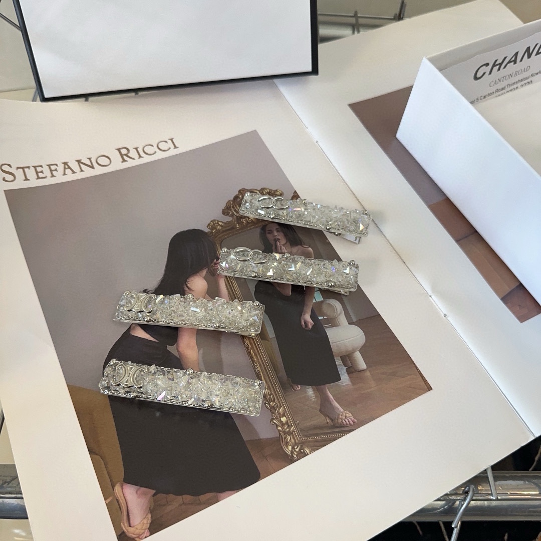NO:280412,P with packaging box (one pair) Chanel (Chanel) CELINE (Celin) Shiny diamond edge clip bangs, a beautiful model!  A must-have for fairies...hair accessories, hairpins, celine, celine, chanel, chanel, hairpins19860909P 配包装盒（一对） Chanel (香奈儿) CELINE（赛琳） 闪亮钻石边夹刘海夹,绝美的一款！小仙女必备…发饰,发夹,celine,celine,chanel,chanel,hairpins,accessory
