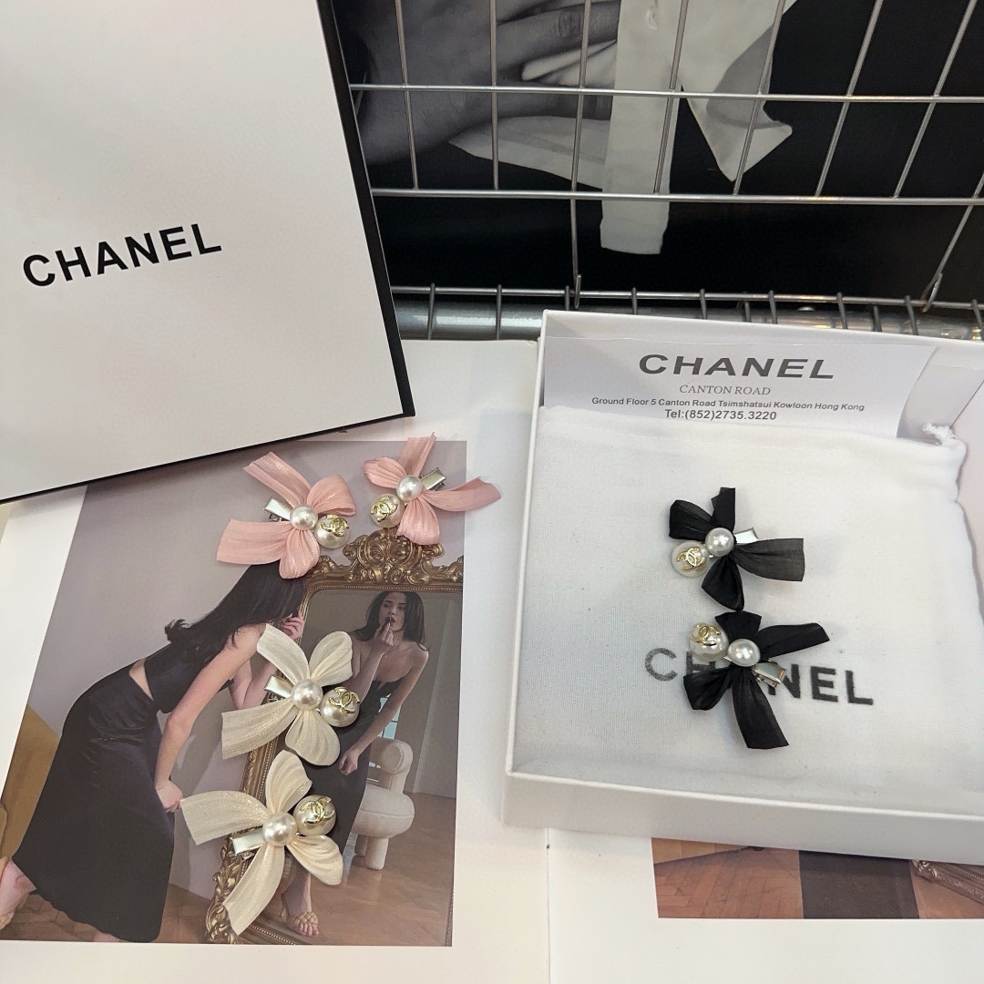 NO:280417,P with packaging box (one pair) Chanel (Chanel) latest small fragrance small edge clip bangs, simple and practical, fashionable and trendy!  A must-have for fairies…hair accessories, hairpins, chanel, chanel, hairpins19860909P 配包装盒（一对） Chanel (香奈儿)最新小香小边夹刘海夹,简单实用,时尚潮流！小仙女必备…发饰,发夹,chanel,chanel,hairpins,accessory
