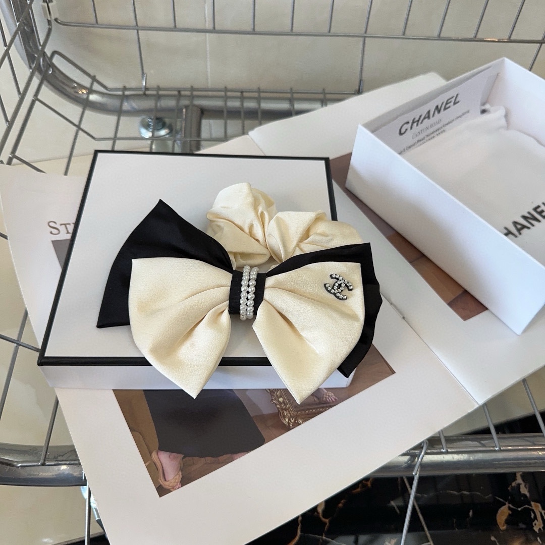 NO:280422,P with packaging box Chanel's latest style of small fragrance bow hair ring, black and white, super beautiful!  A very famous lady style, a must-have for a little fairy... Hair accessories, hairpins, chanel, chanel, hairpins19860909P 配包装盒 Chanel (香奈儿)最新款小香蝴蝶结发圈,黑白搭配,超级好看！名媛范儿十足,小仙女必备…发饰,发夹,chanel,chanel,hairpins,accessory