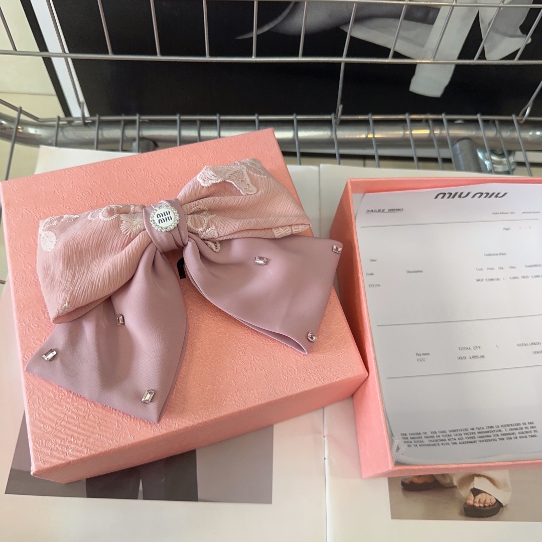 NO:280444,P with packaging box Miumiu's new spring top clip, simple and elegant, practical and versatile, and the little fairy is worth buying!  Hair accessories, hairpins, miumiu, hairpins19860909P 配包装盒 miumiu新款弹簧顶夹,简单优雅,实用百搭,小仙女值得入手！发饰,发夹,miumiu,hairpins,accessory