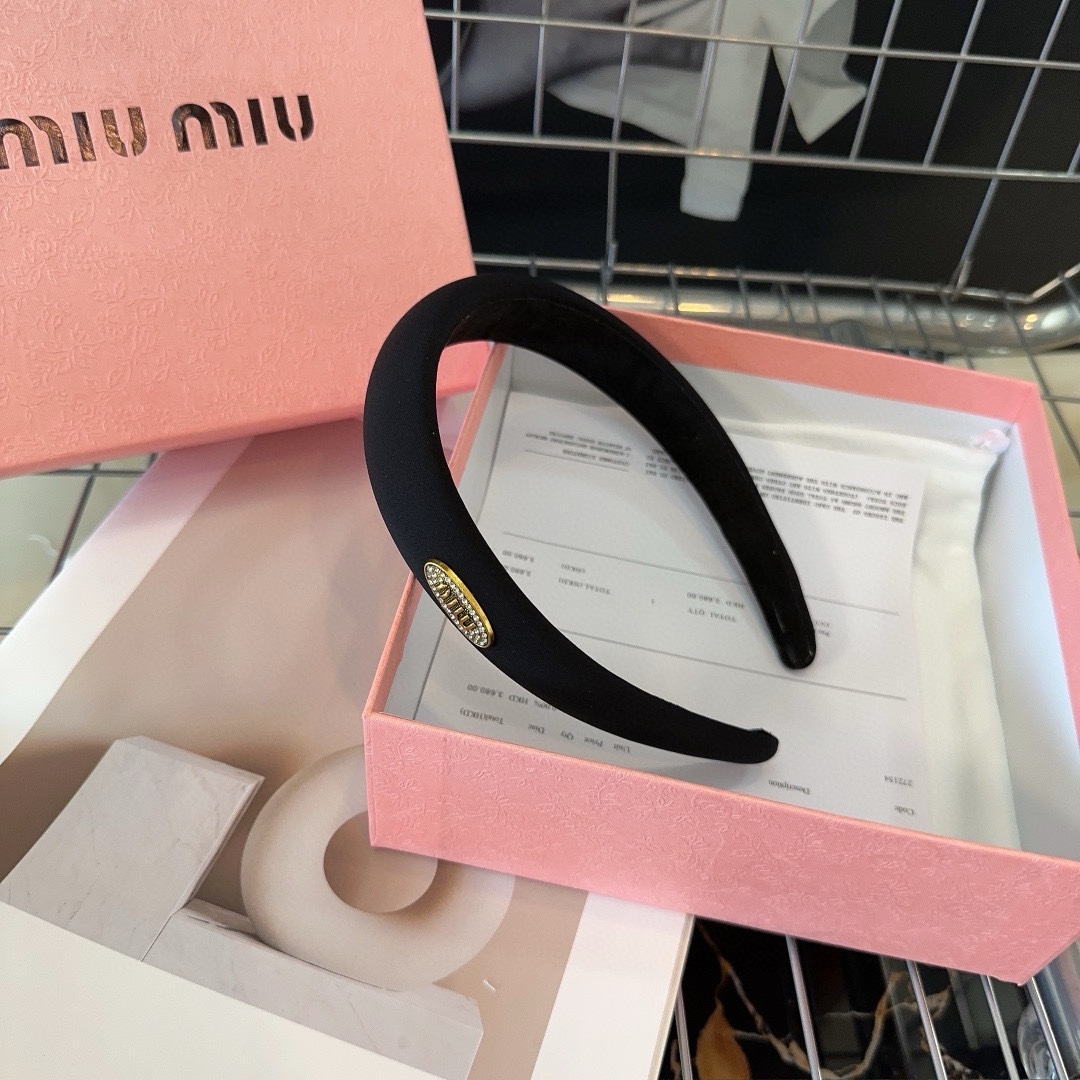 NO:280839,P with packaging box miumiu new hairband is simple and elegant, practical and versatile, fashionable and trendy!  A must-have for young ladies…hair accessories, hairpins, miumiu, hairpins19860909P 配包装盒 miumiu新款发箍 简单优雅,实用百搭,时尚潮流！小姐姐必备…发饰,发夹,miumiu,hairpins,accessory