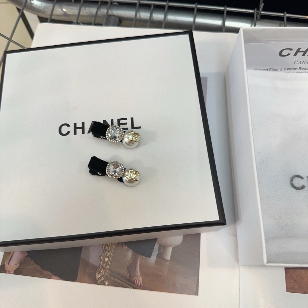 NO:280801,P with packaging box (one pair) Chanel (Chanel) latest small fragrance small edge clip bangs, simple and practical, fashionable and trendy!  A must-have for fairies…hair accessories, hairpins, chanel, chanel, hairpins19860909P 配包装盒（一对） Chanel (香奈儿)最新小香小边夹刘海夹,简单实用,时尚潮流！小仙女必备…发饰,发夹,chanel,chanel,hairpins,accessory