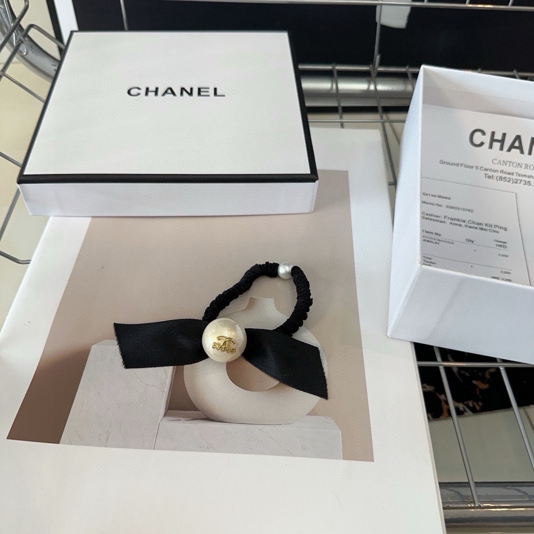 NO:280561,P with packaging box Chanel's latest pearl hair rope, super beautiful!  A very famous lady style, a must-have for a little fairy... Hair accessories, hairpins, chanel, chanel, hairpins19860909P 配包装盒 Chanel (香奈儿)最新款珍珠发绳,超级好看！名媛范儿十足,小仙女必备…发饰,发夹,chanel,chanel,hairpins,accessory
