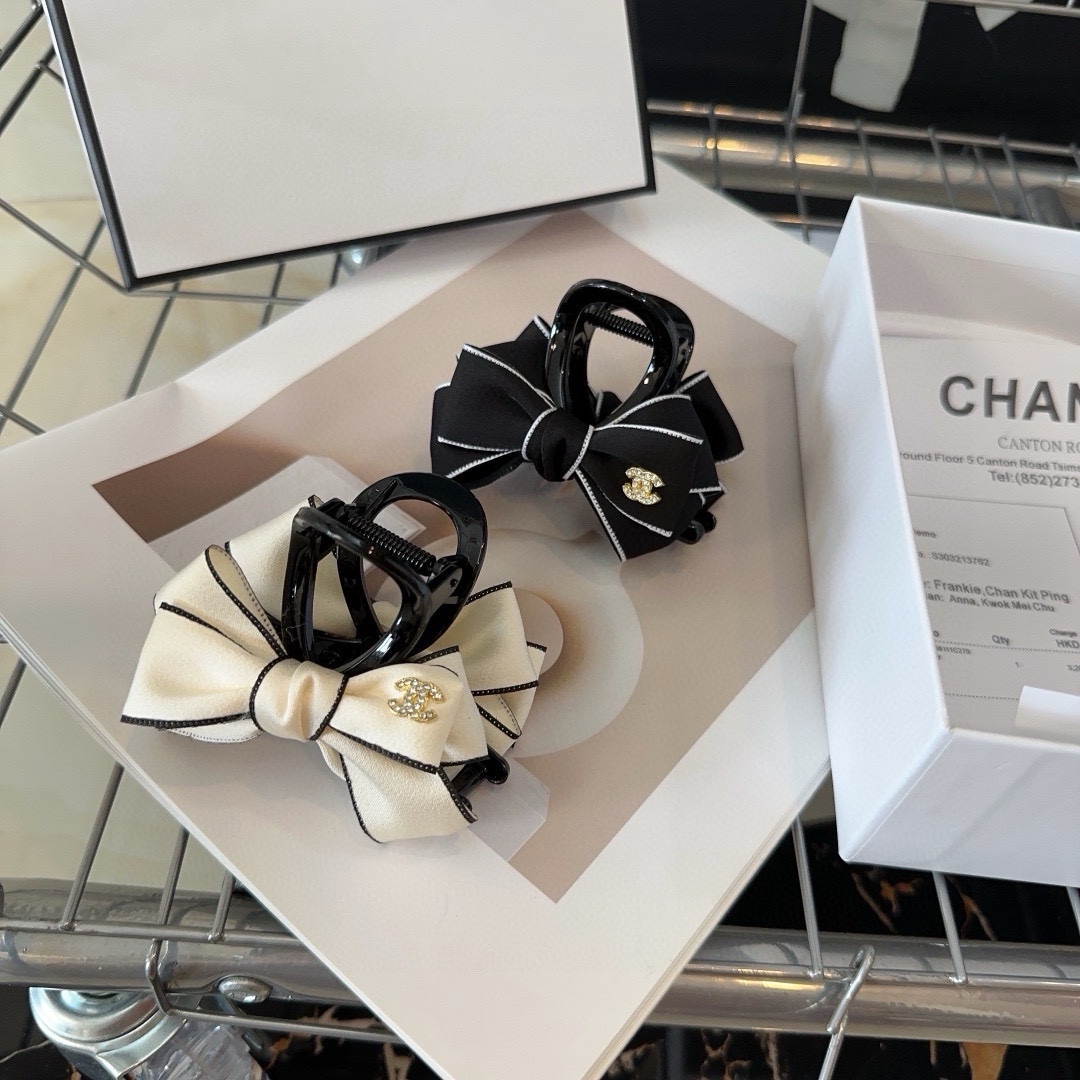 NO:280565,P with packaging box Chanel (Chanel) new small fragrance clip, small bow and shiny little diamonds, it's so beautiful!  Goddess must enter hair accessories, hairpins, chanel, chanel, hairpins19860909P 配包装盒 Chanel (香奈儿)新款小香抓夹,小蝴蝶结搭配闪亮的小钻石,实在太美了！女神必入哦发饰,发夹,chanel,chanel,hairpins,accessory