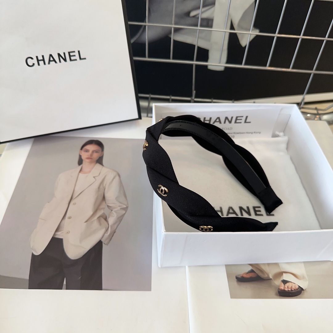 NO:280711,P with packaging box Chanel's latest small fragrant headband, super beautiful!  A very famous lady style, a must-have for a little fairy... Hair accessories, hairpins, chanel, chanel, hairpins19860909P 配包装盒 Chanel (香奈儿)最新款小香发箍,超级好看！名媛范儿十足,小仙女必备…发饰,发夹,chanel,chanel,hairpins,accessory