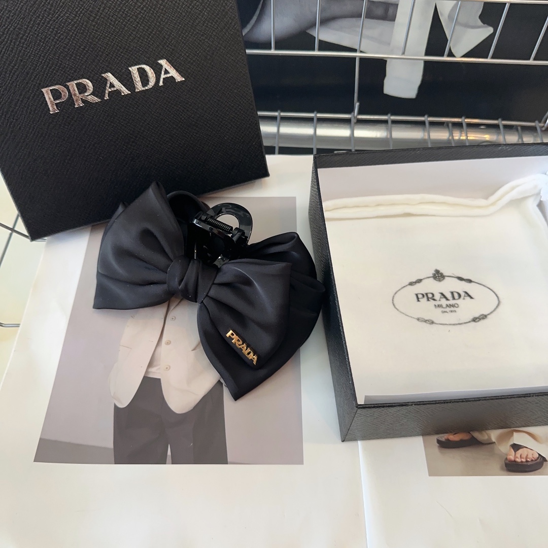 NO:280721,P with packaging box PRADA's latest hit clip, very beautiful!  A very famous lady style, a must-have hair accessories for fairies, hairpins, prada, prada, hairpins19860909P 配包装盒 PRADA（普拉达）最新爆款抓夹,非常好看！名媛范儿十足,小仙女必备发饰,发夹,prada,prada,hairpins,accessory