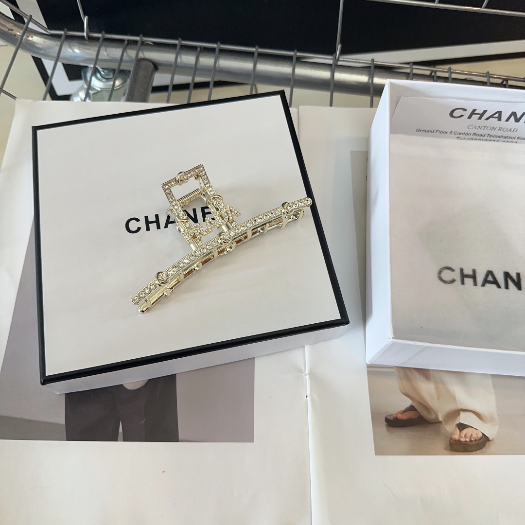 NO:280726,P with packaging box PRADA's latest popular grab clip, heavy industry shiny little diamond, very beautiful!  Fashionable products, essential hair accessories for fairies, hairpins, prada, prada, hairpins19860909P 配包装盒 PRADA（普拉达）最新爆款抓夹,重工闪亮小钻石,非常好看！时尚潮品,小仙女必备发饰,发夹,prada,prada,hairpins,accessory